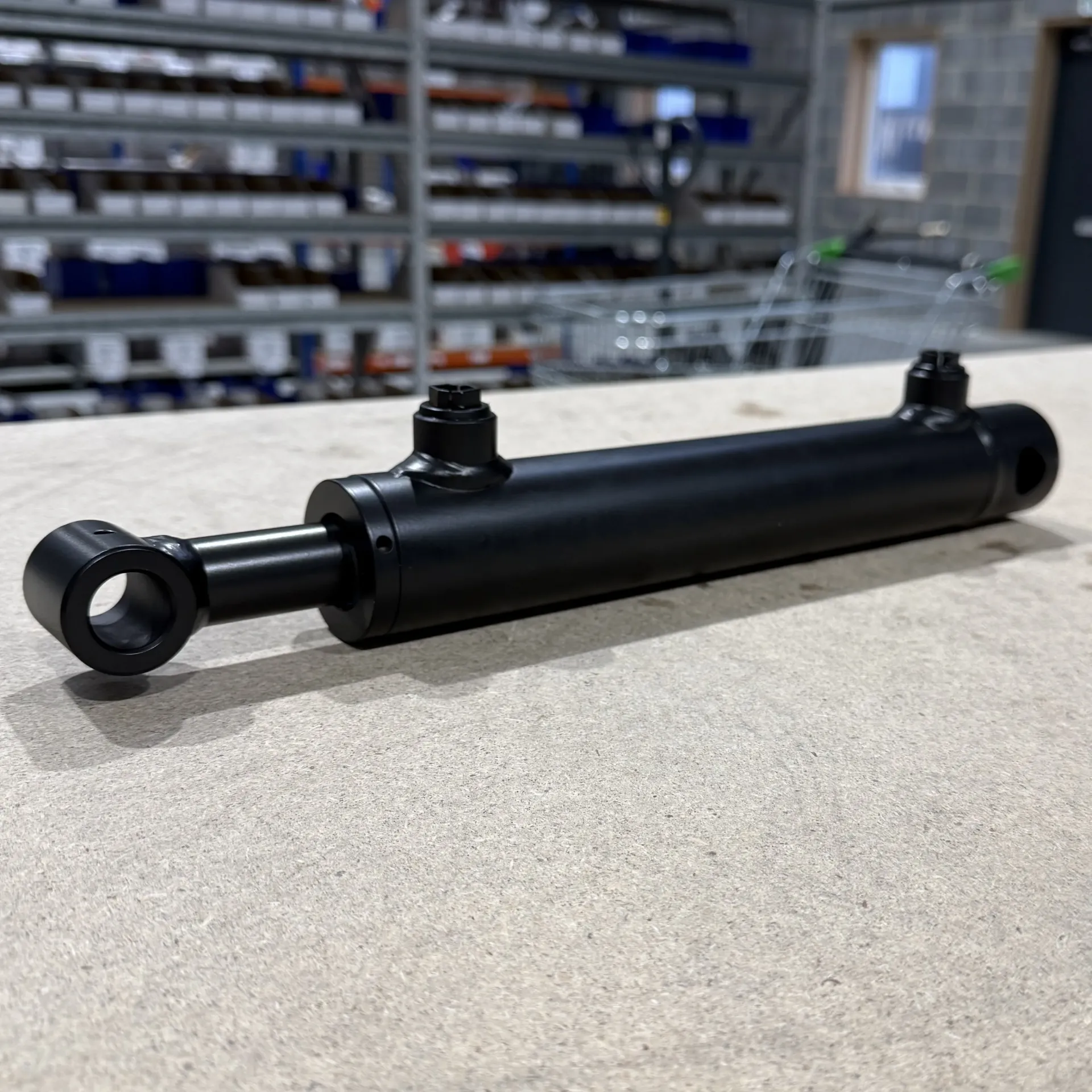 50MM ROD - 100MM BORE - 700MM STROKE - BLACK PRIMER